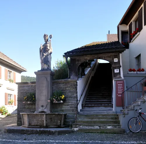 Kapuzinerstiege und Gebhard-Statue in Bregenz, Station 7 auf dem selbstgeführten Stadtrundgang