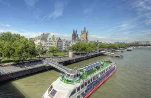 Rheinpromenade in Köln, Station 10 auf dem selbstgeführten Stadtrundgang