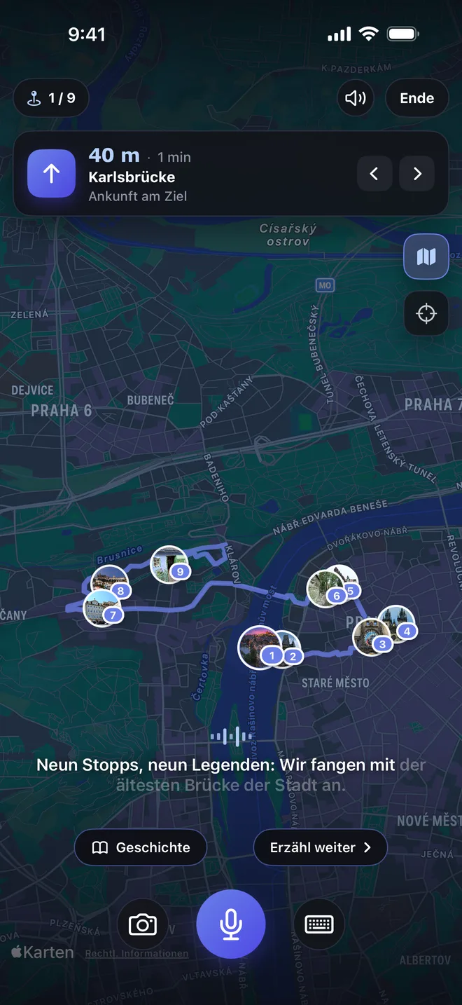 AI Tour Guide während einer Tour: eine Karte von Prag mit der Route und den gesprochenen Worten des Guides als Untertitel.
