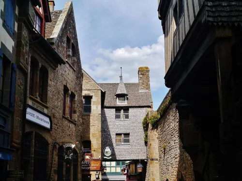 Grande Rue in Mont-Saint-Michel, Station 1 auf dem selbstgeführten Stadtrundgang