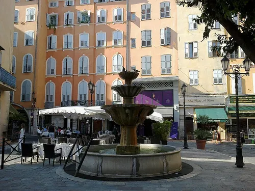 Place aux Aires in Grasse, Station 6 auf dem selbstgeführten Stadtrundgang