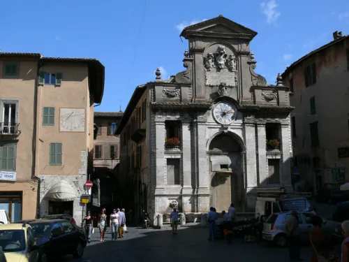 Piazza del Mercato in Spoleto, Station 3 auf dem selbstgeführten Stadtrundgang