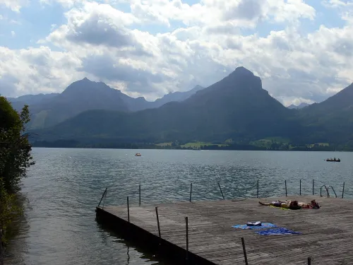 Seepromenade und Schiffssteg am Wolfgangsee in St. Wolfgang im Salzkammergut, Station 4 auf dem selbstgeführten Stadtrundgang