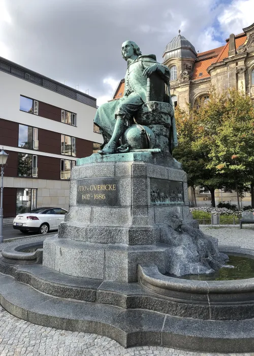 Otto-von-Guericke-Denkmal in Magdeburg, Station 6 auf dem selbstgeführten Stadtrundgang
