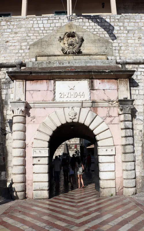 Vrata od Mora in Kotor, Station 1 auf dem selbstgeführten Stadtrundgang
