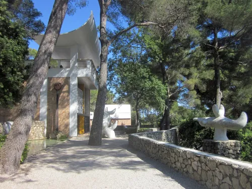 Fondation Maeght in Saint-Paul-de-Vence, stop 1 on the self-guided walking tour