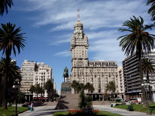 Plaza Independencia in Montevideo, stop 1 on the self-guided walking tour