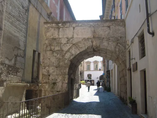 Arco di Druso e Germanico in Spoleto, Station 2 auf dem selbstgeführten Stadtrundgang