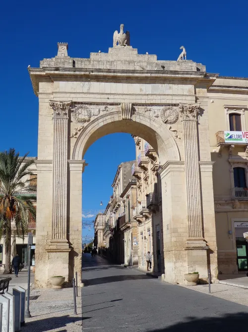 Porta Reale in Noto, Station 1 auf dem selbstgeführten Stadtrundgang