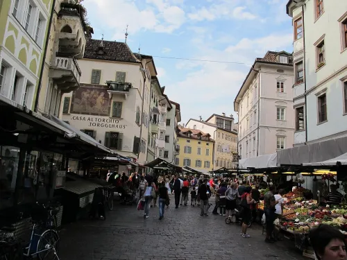 Obstplatz (Piazza delle Erbe) in Bozen, Station 3 auf dem selbstgeführten Stadtrundgang
