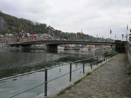 Pont Charles de Gaulle in Dinant, Station 1 auf dem selbstgeführten Stadtrundgang
