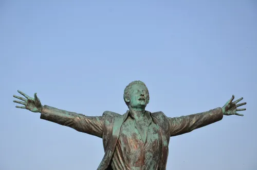 Domenico Modugno Statue in Polignano a Mare, stop 1 on the self-guided walking tour