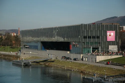 Lentos Kunstmuseum Linz, Station 7 auf dem selbstgeführten Stadtrundgang