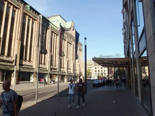 Königsallee in Düsseldorf, stop 10 on the self-guided walking tour
