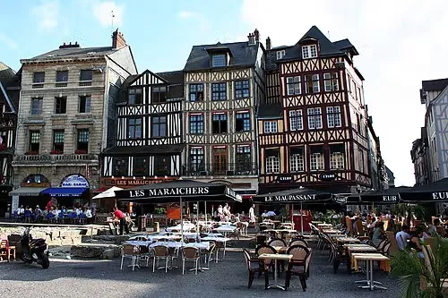 Place du Vieux-Marché in Rouen, Station 1 auf dem selbstgeführten Stadtrundgang