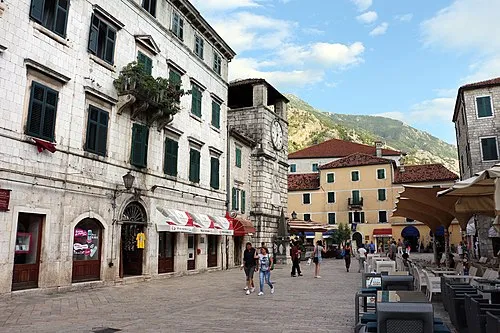 Hauptplatz Trg od Oružja in Kotor, Station 2 auf dem selbstgeführten Stadtrundgang