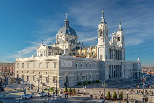 Almudena-Kathedrale in Madrid, Station 6 auf dem selbstgeführten Stadtrundgang